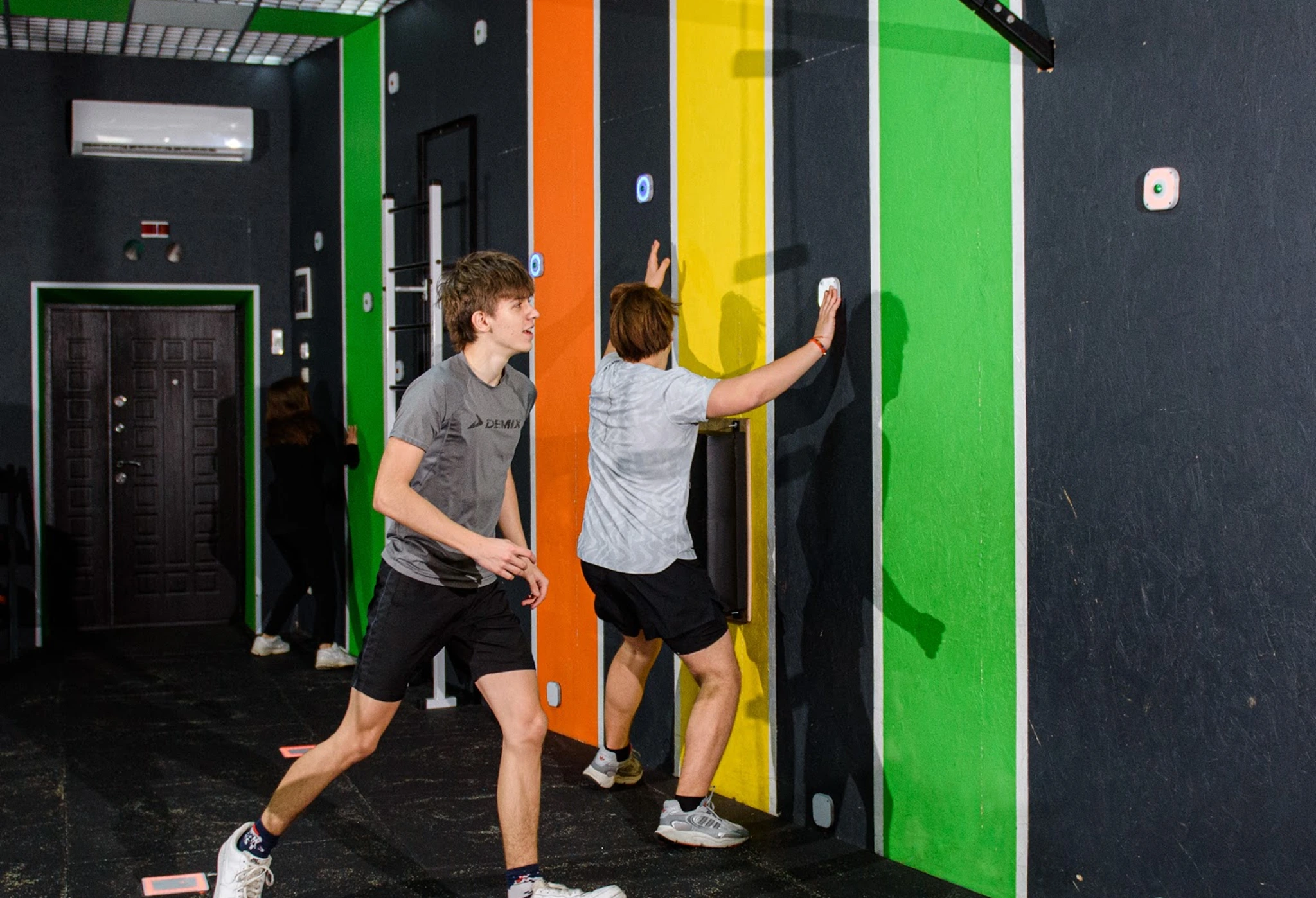 Учні на занятті в залі CyberFit